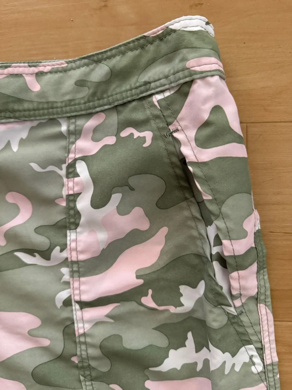 GUY HARVEY WOMEN’S SIZE 10 GREEN PINK CAMO FISHING CAMPING SHORTS BREATHABLE EUC